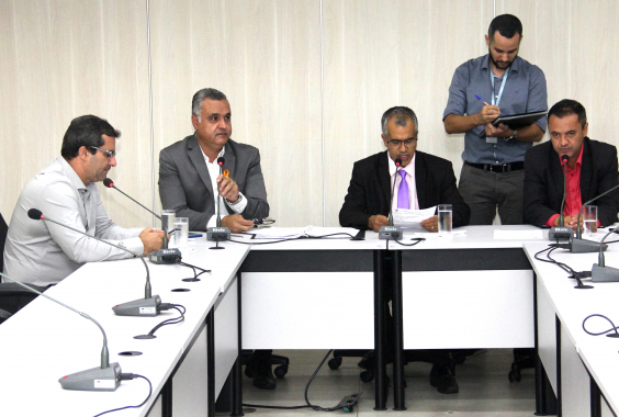 Parlamentares compõem mesa de reunião