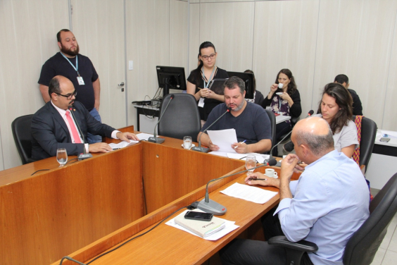 Parlamentares compõem mesa de reunião