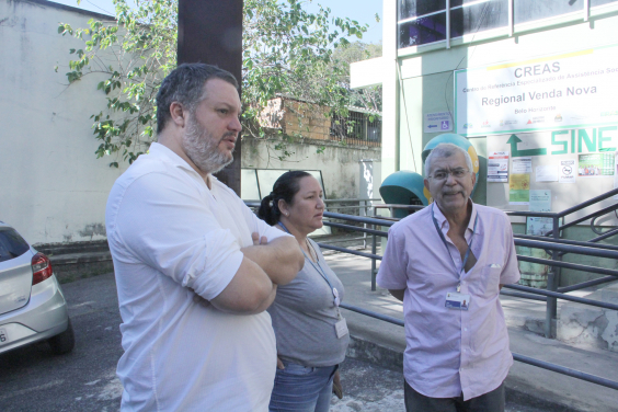 Vereador Pedro Patrus, Farid Sales de Carvalho (assessor da Coordenadoria Regional Venda Nova) e Evanilde Santos Albino (coordenadora do CREAS Venda Nova), em visita técnica ao CREAS Venda Nova