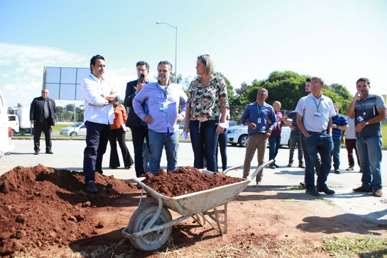 parlamentares e convidados em visita técnica