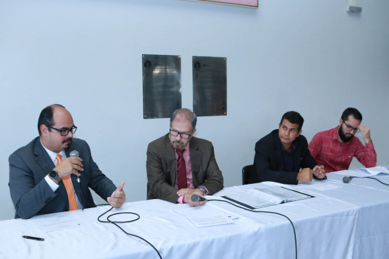 Parlamentares compõem mesa de reunião