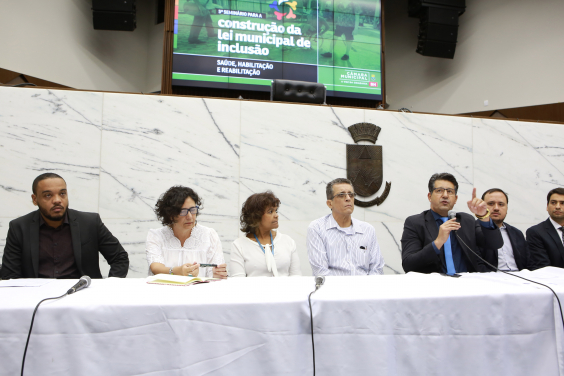 Parlamentares e convidados compõem mesa de reunião