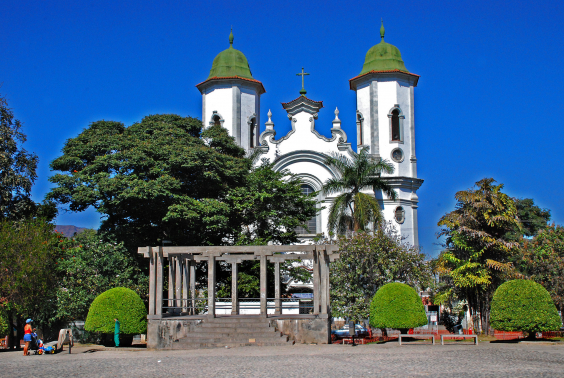 Vista da Praça Duque de Caxias, no Bairro Santa Tereza, com Igreja Matriz Paróquia de Santa Tereza e Santa Teresinha ao fundo