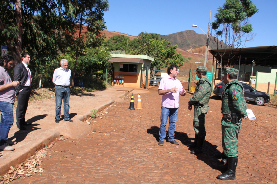 Vereador Gilson Reis e representantes da empresa Empabra, do  Instituto do Patrimônio Histórico e Artístico Nacional (Iphan) e da Polícia Militar Ambiental, em visita técnica à MIna Granja Curumim, da Serra do Curral e do Pico de Belo Horizonte, no Bairro Taquaril