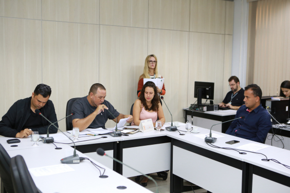 Parlamentares compõem mesa de reunião