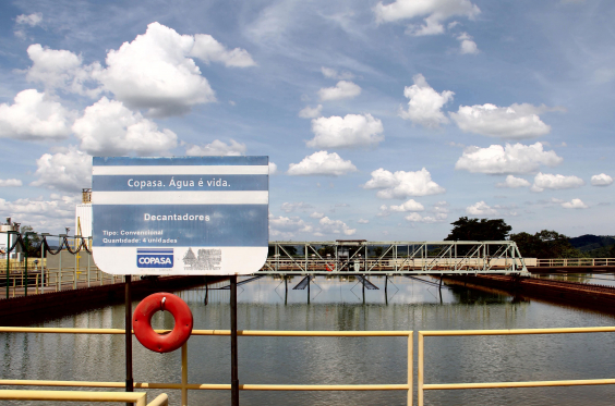 Estação de tratamento de água da Copasa. Represa de água e placa da Copasa dizendo "água é vida