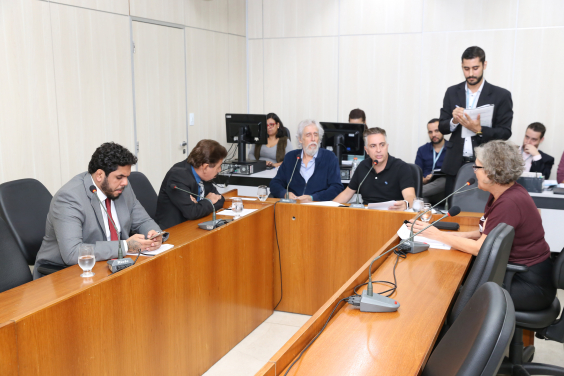 Parlamentares compõem mesa de reunião