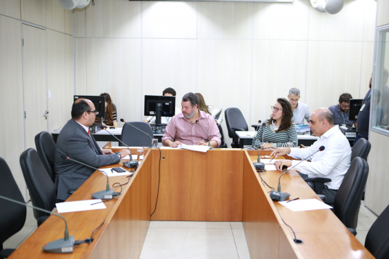 Parlamentares compõem mesa de reunião