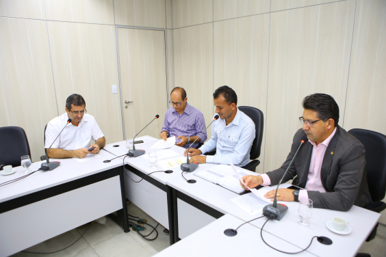 Quatro integrantes da comissão estão sentados à Mesa, apreciando as proposições em pautada reunião.