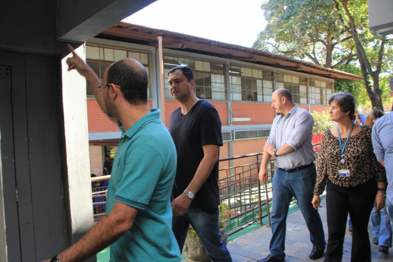 Comitiva caminha em área externa da escola