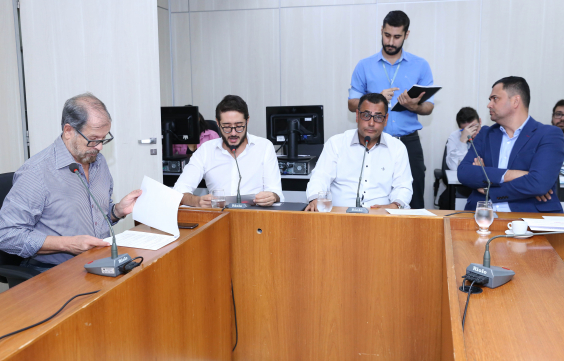 Parlamentares compõem mesa de reunião