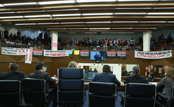 Vista da galeria do Plenário. Cheia de manifestantes. Faixas defendem a aprovação do Plano Diretor