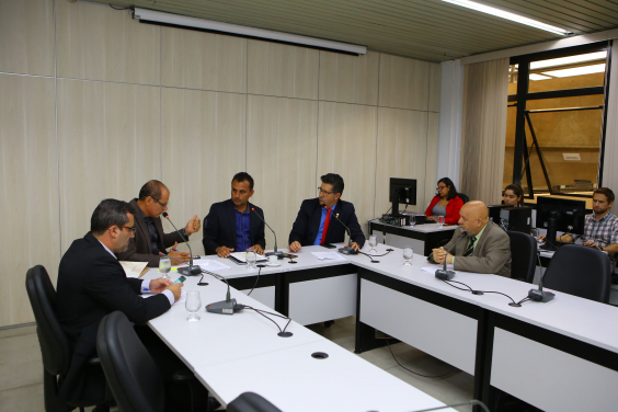 Parlamentares compõem mesa de reunião
