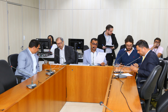 Os cinco membros titulares da Comissão de Legislação e Justiça estão sentados à Mesa, assessorados por um Coordenador do Processo Legislativo