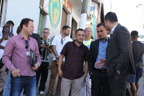 Vereadores Hélio da Farmácia, Wesley Autoescola e Irlan Melo, e Anderson Leal (gerente da BHTrans das regionais Barreiro e Oeste), em visita técnica à Avenida Joaquim de Oliveira, Bairro Novo das Indústrias
