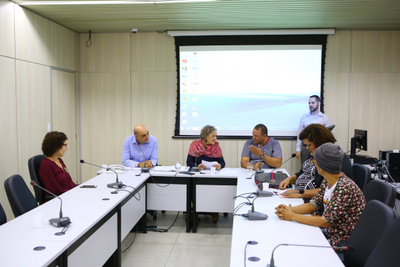 Vereadora Cida Falabella, vereadores Edmar Branco e Maninho Félix, Dirlene Marques (Rede Nacional Feminista de Saúde, Direitos Sexuais e Direitos Reprodutivos), Rhany Mercês (Centro de Luta pela Livre Orientação Sexual de MG / Cellos MG) e Rita de Cássia Ferreira (Coordenação Estadual do Movimento Sem Teto da Bahia), na reunião da Comissão de Mulheres desta segunda-feira (29/7)