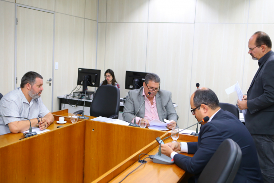 Vereadores Preto, Pedro Patrus e Mateus Simões, em reunião da Comissão Especial Código de Posturas, nesta segunda-feira (15/7)