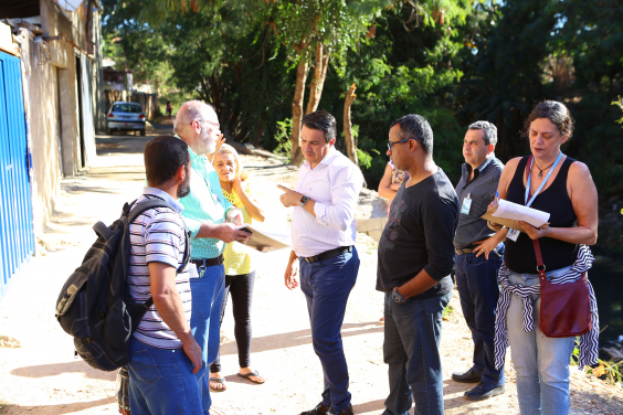 Vereado, representantes do Executivo e moradores percorrem a Avenida 1 para avaliar situação