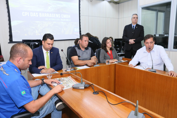 Parlamentares compõem mesa de reunião