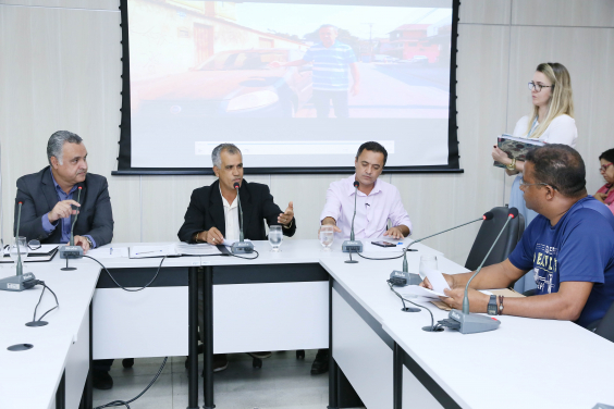 Os vereadores Fernando Borja, Catatau do Povo e Hélio da Farmácia ouvem relato de Ronaldo Soares, morador do bairro Milionários
