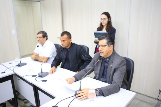 Parlamentares compõem mesa de reunião