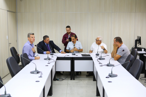 parlamentares compõem mesa de reunião
