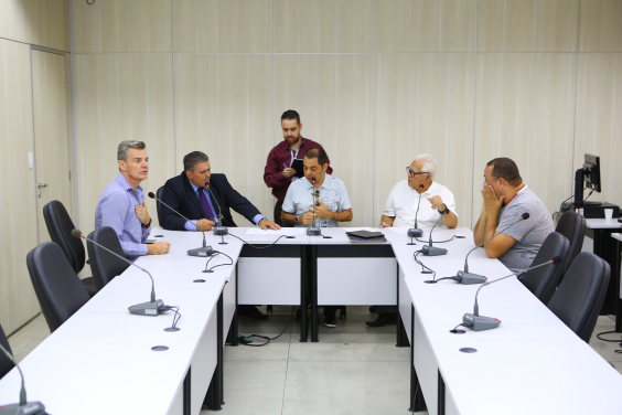 parlamentares compõem mesa de reunião