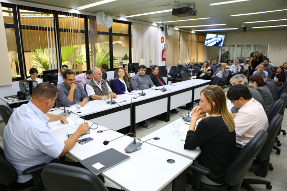 parlamentares e convidados compõem mesa de reunião