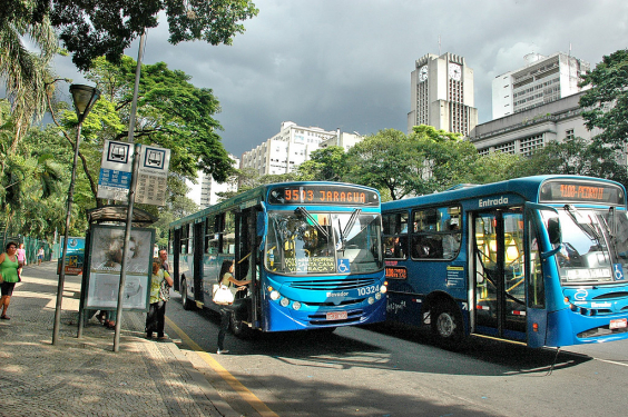 ônibus parados em ponto de ônibus