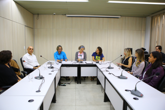 Vereadoras Cida Falabella, Bella Gonçalves e Nely Aquino, vereador Maninho Félix, Maria Luiza Barbosa (convidada), Larissa Carvalhaes (delegada esp. Combate à Violência Sexual), Isabella Oliveira (delegada chefe da Div. Especializada de Atend. à Mulher, ao Idoso, à Pessoa com Deficiência e à Intolerância), Santuza Rodrigues (Rede de Enfrentamento à Violência contra a Mulher), Rogéria Sampaio (CREAS Ribeirão das Neves), em reunião da Comissão de Mulheres, nesta segunda-feira (26/8)
