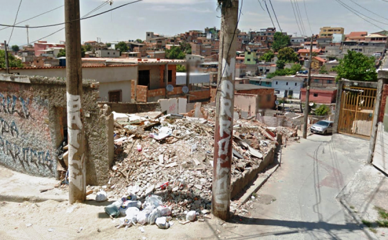 Rua Marrocos, no Bairro Jardim Leblon. Entulhos deixados em terreno após demolição de casa