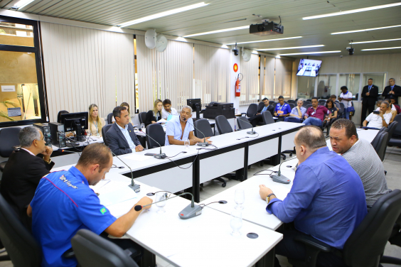 Parlamentares compõem mesa de reunião