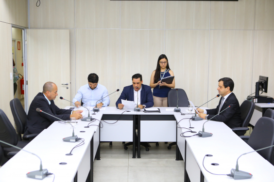 Parlamentares compõem mesa de reunião