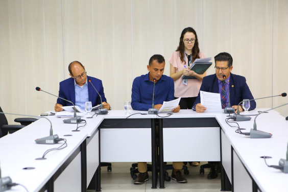 Parlamentares compõem mesa de reunião