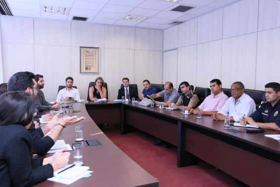 mesa composta por convidados