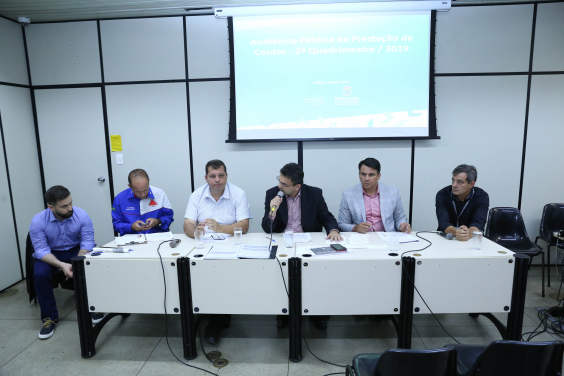 parlamentares e convidados compõem mesa de reunião