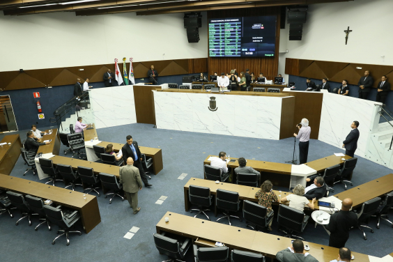 Vista superior do Pelnário; parlamentares ocupam seus lugares