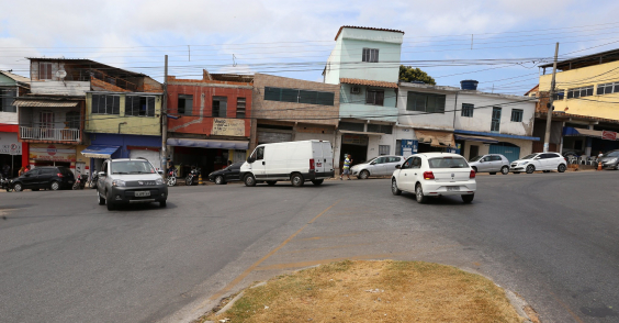Cruzamento entre duas avenidas; carros circulam e fazem conversões em todas as direções