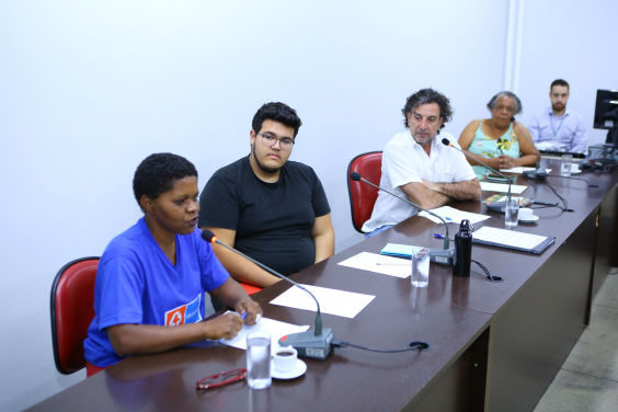 Parlamentares e convidados compõem mesa de reunião