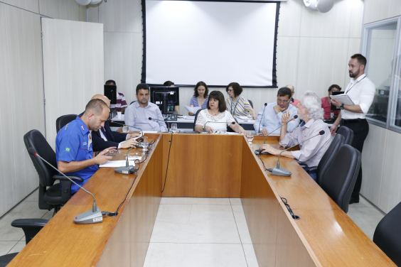 parlamentares compõem mesa de reunião