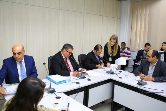 parlamentares e convidados compõem mesa de reunião
