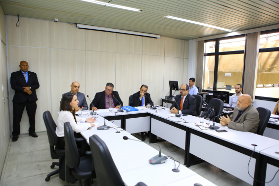 parlamentares e convidados compõem mesa de reunião