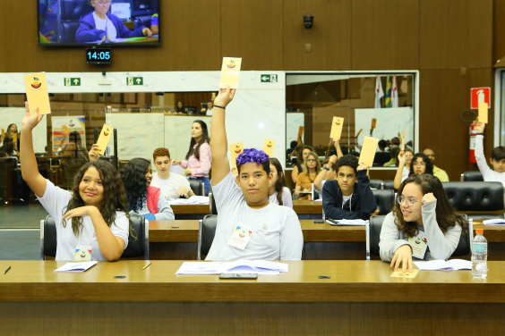Vereadores mirins votando Projetos de Lei e Indicações, na 8ª Sessão do Projeto Câmara Mirim – Plenária II, nesta terça-feira (22/10)