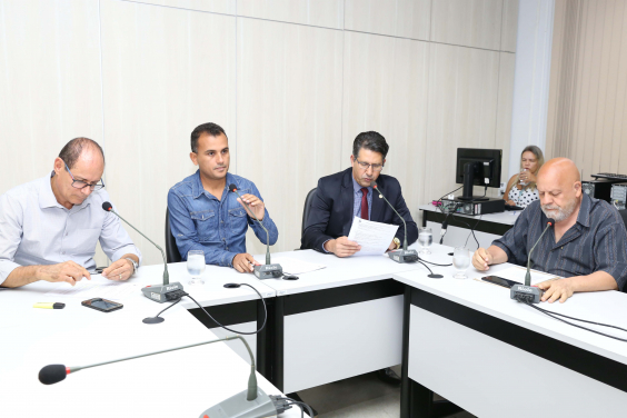 parlamentares compõem mesa de reunião