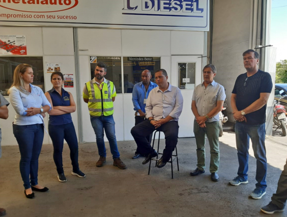 Vereador Pedrão do Depósito, Carlos Henrique da Silva Oliveira (Via 040) e comerciantes da Rua Desembargador Reis Alves, Bairro das Indústrias I, Região do Barreiro, em visita técnica da Comissão de Desenvolvimento Econômico, Transporte e Sistema Viário à via, nesta terça-feira (26/11)