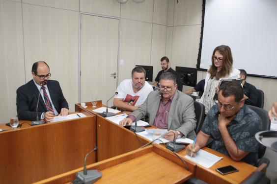 parlamentares compõem mesa de reunião