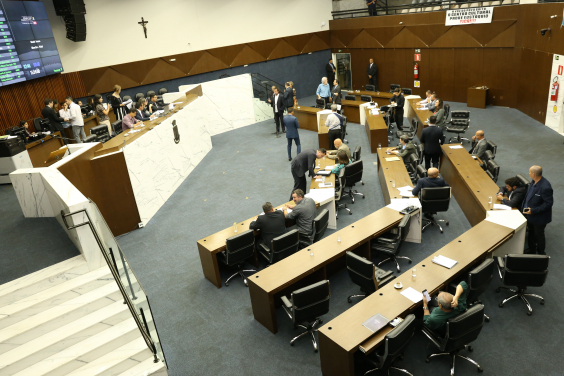 vista geral do plenário; vereadores ocupam seus lugares