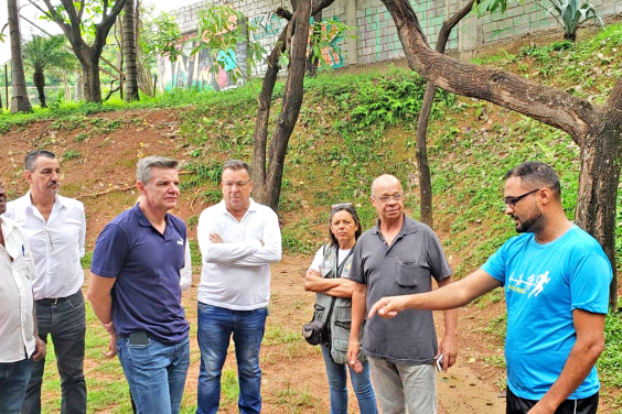 Parque Vila Pinho sofre com depredação e falta de segurança 