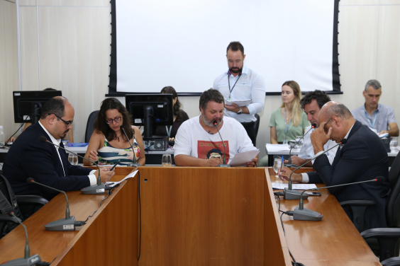 parlamentares compõem mesa de reunião