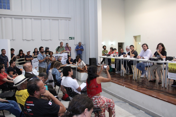 Vereadora Bella Gonçalves, vereadores Gilson Reis, Gabriel Azevedo e Arnaldo Godoy, em audiência pública da Comissão de Meio Ambiente e Política Urbana, no Cine Santa Tereza, em 16/5